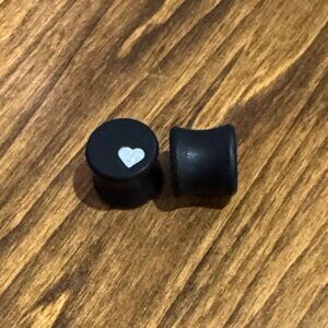 Black Plugs with Heart Detail 00G